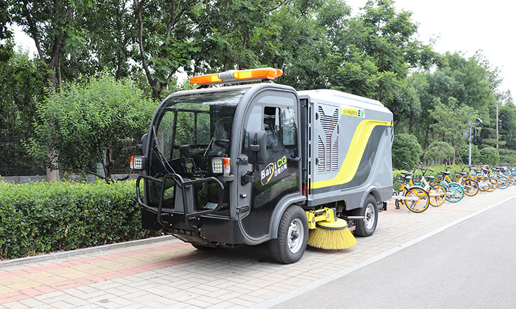 冬季，環(huán)衛(wèi)道路的降塵離不開電動(dòng)清掃車和高壓清洗車