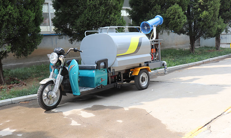電動(dòng)三輪灑水車應(yīng)對(duì)道路灑水及降塵、綠化澆水、應(yīng)急消防好幫手