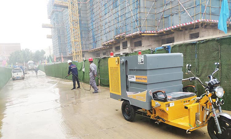 高壓清洗車現(xiàn)身建筑工地，沖洗降塵效果顯著