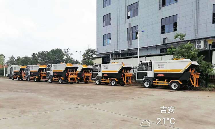 近日，江西環(huán)衛(wèi)公司引進(jìn)電動(dòng)垃圾清運(yùn)車到貨現(xiàn)場(chǎng)