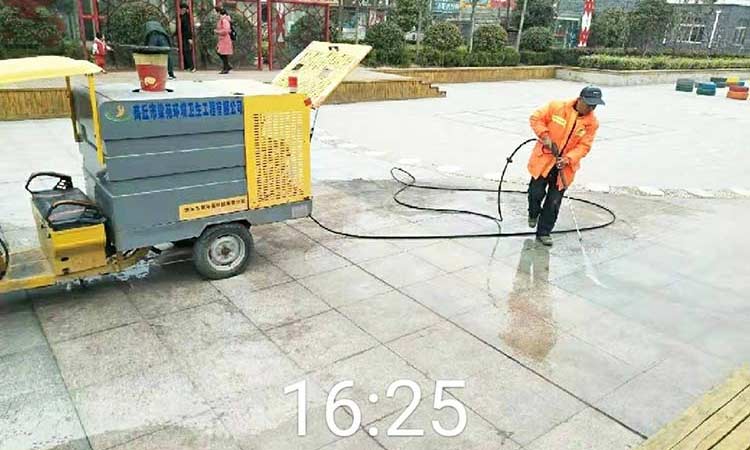 河南環(huán)衛(wèi)利用多功能高壓清洗車對(duì)公園廣場(chǎng)地磚進(jìn)行快速清潔沖洗