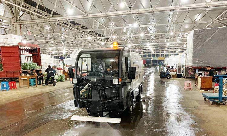 浙江環(huán)衛(wèi)公司購(gòu)置四輪高壓沖洗車用于蔬菜批發(fā)市場(chǎng)道路沖洗