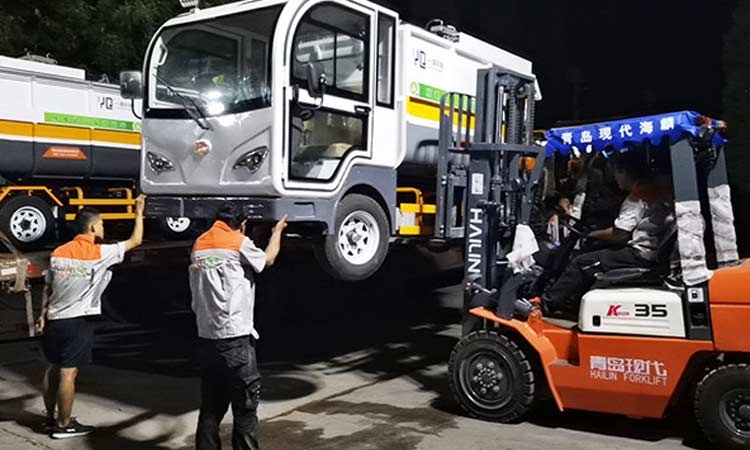 浙江環(huán)衛(wèi)購(gòu)進(jìn)電動(dòng)垃圾清運(yùn)車多臺(tái)用于小區(qū)垃圾清運(yùn)工作