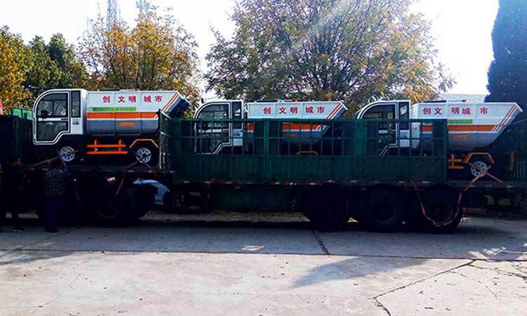 環(huán)衛(wèi)物業(yè)公司訂購(gòu)后裝式垃圾清運(yùn)車(chē)裝車(chē)發(fā)貨