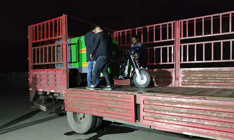 高溫高壓清洗車(chē)連夜發(fā)往洛陽(yáng)某城管局