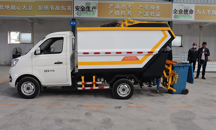 四輪垃圾清運(yùn)車(chē)1.jpg