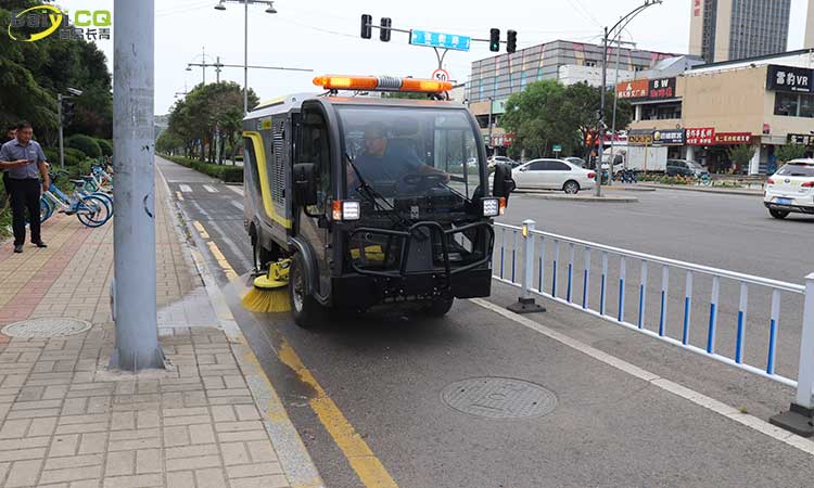 小型環(huán)衛(wèi)洗掃車(chē)