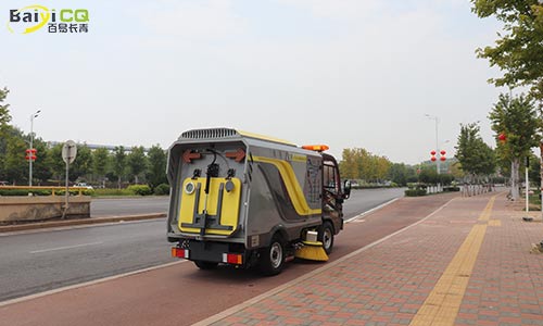 小型洗掃車清掃人行道，無揚塵優(yōu)勢更明顯