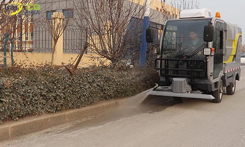 使用小型多功能高壓清洗車，校園環(huán)衛(wèi)防疫一車解決