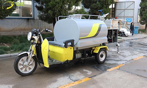 小型三輪灑水車，解決校園飛絮防疫問題