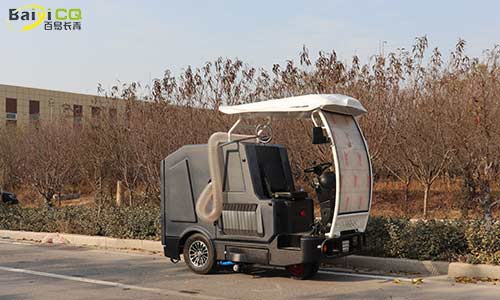 駕駛式樹葉收集車，人行道落葉收集好幫手