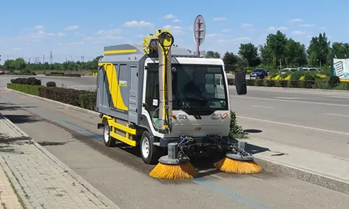 電動樹葉收集車，解決落葉季大面積落葉路面堆積難清理問題
