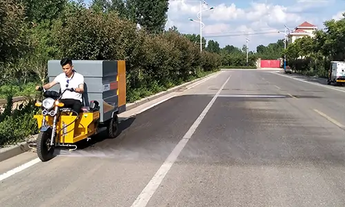 道路高壓清洗車是一款道路沖洗，水掃多用途電動環(huán)衛(wèi)設備