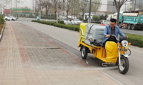 濟南百易小型三輪高壓清洗車經(jīng)濟實用，進口發(fā)動機高壓泵