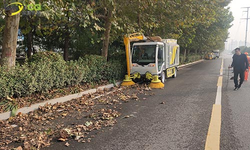 純電動樹葉收集車，秋季落葉收集，其他季節(jié)可作為洗掃車高壓清洗車使用