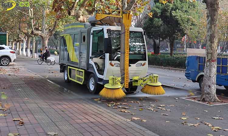 多功能樹(shù)葉收集車