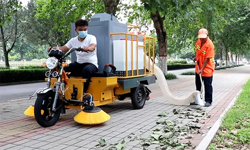 吸樹葉機器成堆，零散樹葉收集轉(zhuǎn)運