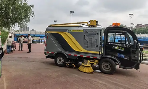 小型電動(dòng)洗掃車(chē)在某城市街心公園進(jìn)行洗掃作業(yè)