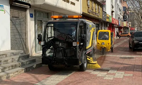 純電動(dòng)洗掃車與小型環(huán)衛(wèi)車輛配合工作是怎樣的場(chǎng)景？