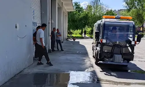 近日發(fā)往某物業(yè)的四輪高壓清洗車(chē)客戶(hù)講解中
