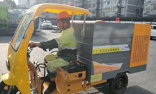 小型三輪高壓清洗車在一線城市的道路上隨處可見(jiàn)