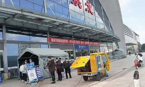 三輪高壓清洗車沖在一線，火車站清潔效果“不一般”