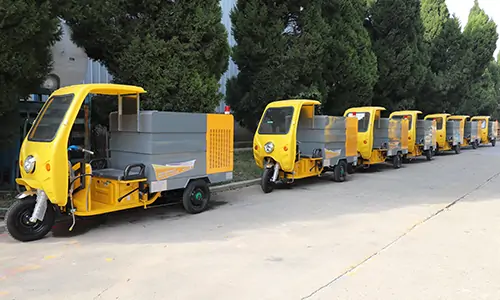 小型三輪高壓清洗車，洗掃車已裝車準(zhǔn)備發(fā)往某環(huán)衛(wèi)公司