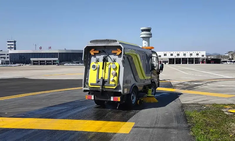 小型純電動洗掃車機場路面保潔養(yǎng)護，搭載智慧環(huán)衛(wèi)大數(shù)據(jù)運維平臺，后臺遠程監(jiān)控！