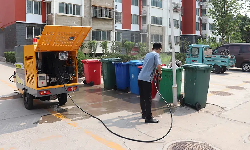 冬季來臨，物業(yè)小區(qū)在選擇高溫高壓清洗車的時候要注意哪些問題呢？