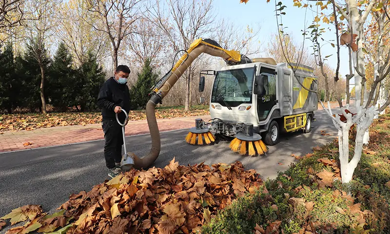 多功能樹葉收集車落葉收集顯身手！解決秋冬季機動車道落葉收集困擾難題！