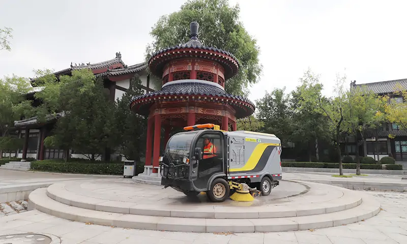 背街小巷、廣場公園狹窄的人行道道路也能洗掃？沒錯，這款車就可以做得到！