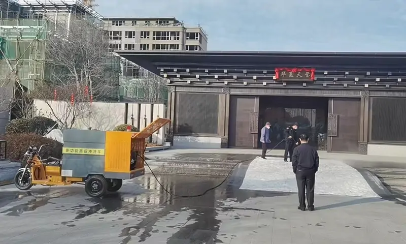 多功能高壓沖洗車助力山東某環(huán)衛(wèi)，用于路面清洗養(yǎng)護，景區(qū)道路沖洗！
