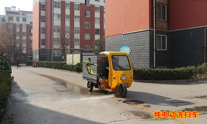 物業(yè)小區(qū)路面清洗有奇招！打破傳統(tǒng)人工打掃，一臺機器靈活運用，實現(xiàn)快速清潔！