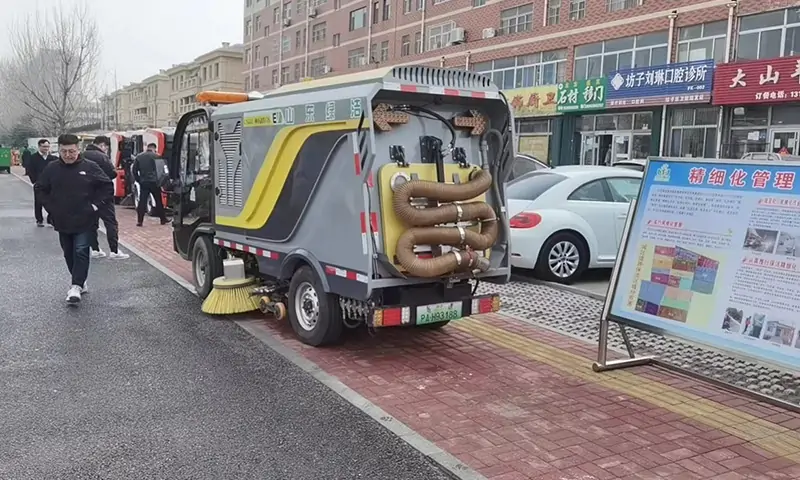 純電動洗掃車現(xiàn)場試車，人行道路面洗掃引起關注，行人連連夸贊！
