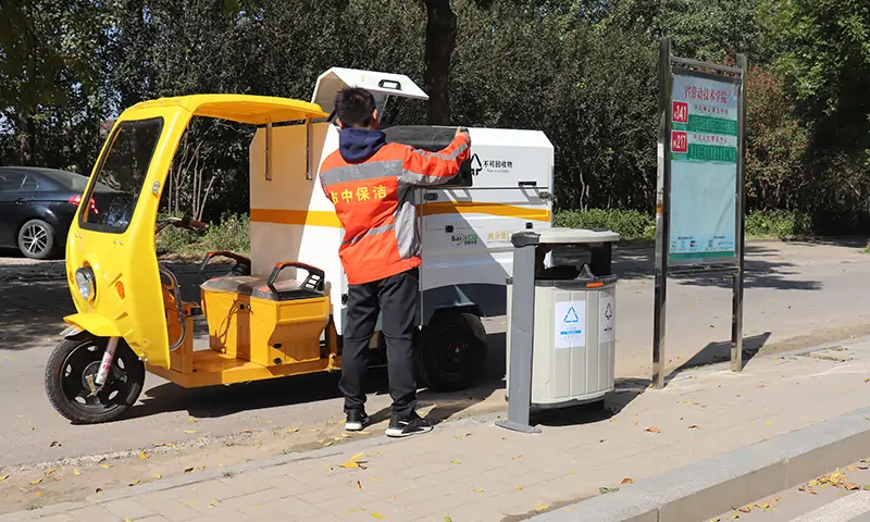 兩分類垃圾清運車，小巧身姿，操作靈活，應用廣泛！現(xiàn)場試車備受關注！