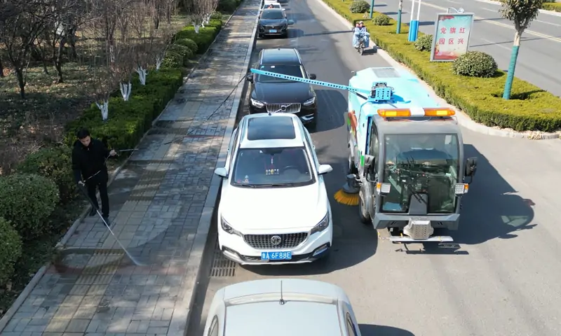 純電動洗掃車輔道路邊車下衛(wèi)生治理有奇招！旋轉型機械臂大顯身手，一沖就干凈！