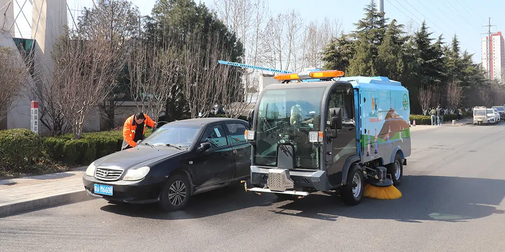 道路洗掃車，路面污漬清潔“專家”_電動洗掃車_環(huán)衛(wèi)洗掃車_小型洗掃車