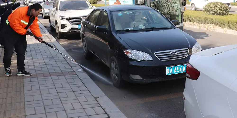道路洗掃車，路面污漬清潔“專家”_電動洗掃車_環(huán)衛(wèi)洗掃車_小型洗掃車