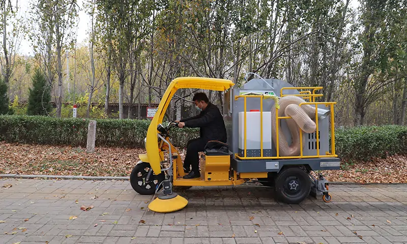 落葉收集專用車-小型樹葉收集車的用處到底有哪些？園林，景區(qū)，物業(yè)人群快來看一下！