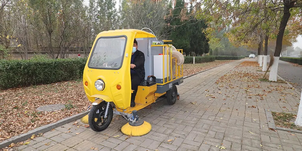 三輪樹(shù)葉收集車_多功能樹(shù)葉收集車_吸樹(shù)葉的機(jī)器_掃樹(shù)葉神器