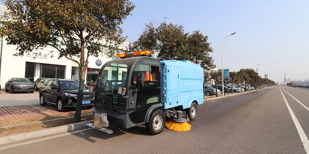 路面污漬清潔“專家”_電動(dòng)洗掃車_環(huán)衛(wèi)洗掃車_小型洗掃車
