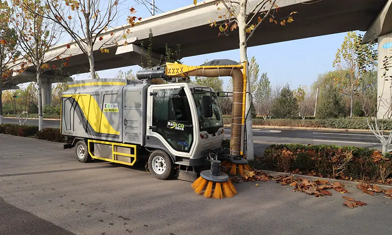 落葉收集大挑戰(zhàn)！秋季落葉收集專用車！純電動更環(huán)保，大容量垃圾箱滿足多場地需求！