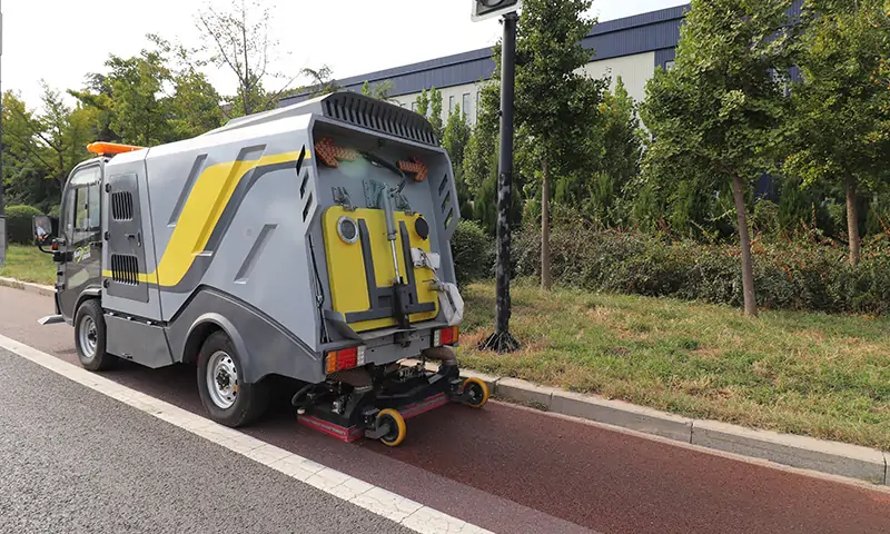 市政人行道太狹窄不好清理怎么辦？純電動深度清潔車，一車多用，有效解決市政人行道清理難題！