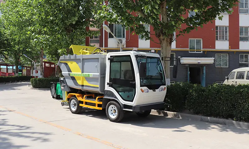 純電動后裝式垃圾清運車，解決當前物業(yè)小區(qū)垃圾轉運困難問題，純電動，更環(huán)保！