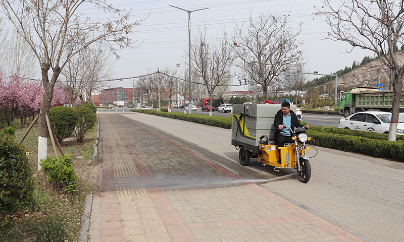市政道路及景區(qū)道路狹窄難以通行，衛(wèi)生治理難度大？別擔心，一輛三輪多功能高壓清洗車即可解決！