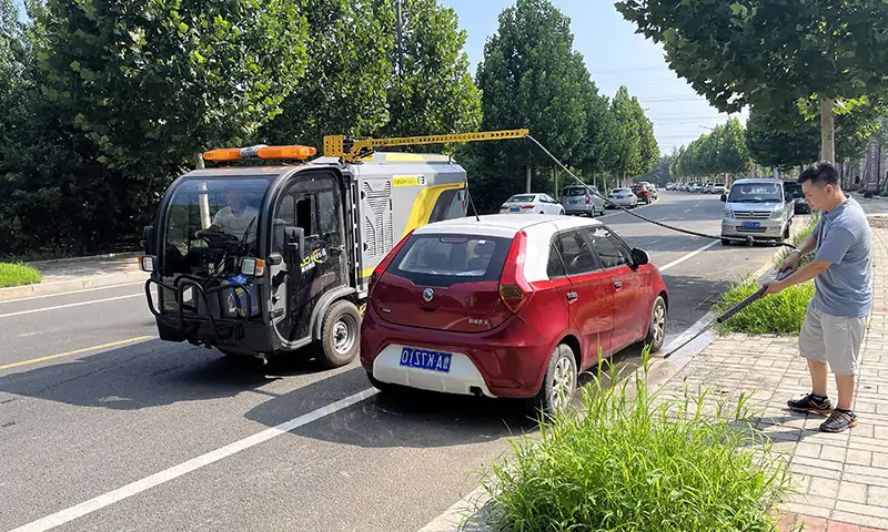 純電動洗掃車輔道人行道顯身手！狹窄道路洗掃，高壓沖洗人行道，車輛過后地面整潔又衛(wèi)生！