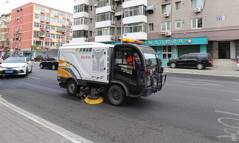 小型純電動洗掃車街頭實拍，道路洗掃無揚塵，打造美好生活環(huán)境！