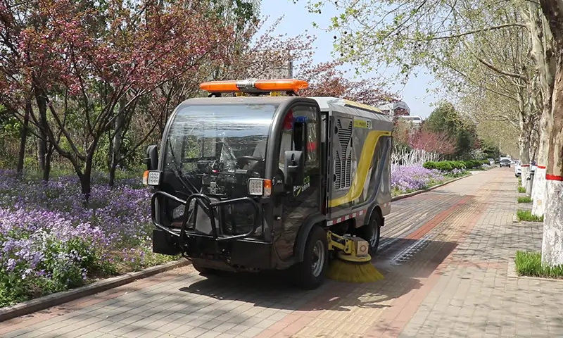 純電動洗掃車機場、園林顯神通！高壓洗掃，一沖即凈！一鍵操作，簡單快捷！