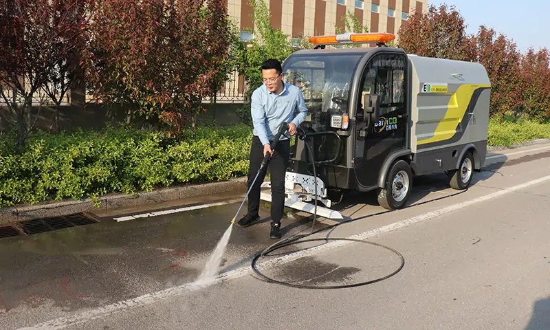 四輪多功能高壓清洗車，駕駛室，更安全！多種沖洗模式適應多種工作場景！