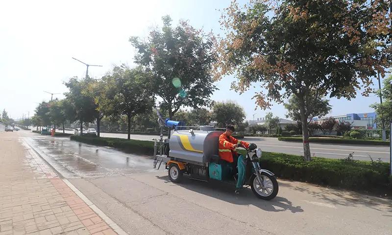 小型三輪灑水車道路灑水好幫手，多種灑水模式可選，滿足多種環(huán)衛(wèi)作業(yè)需求。